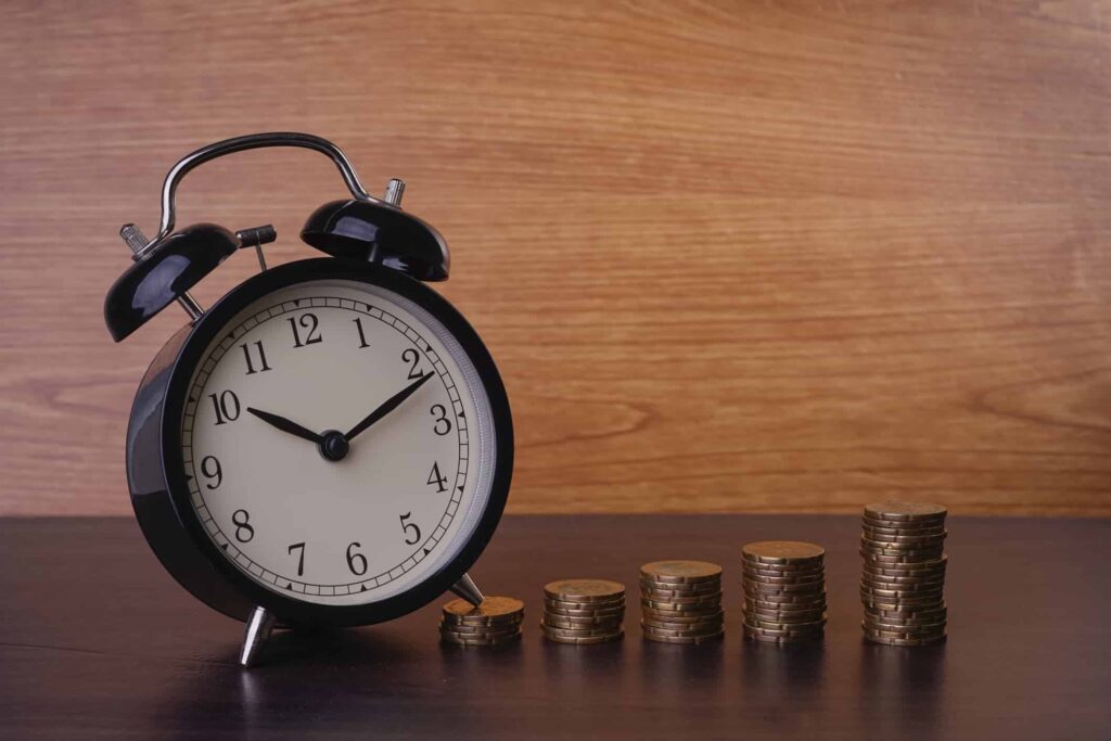 Relógio e dinheiro na mesa calculando salário do horista